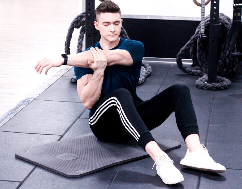 Rozciąganie mięśni naramiennych i tricepsa - czy warto ćwiczyć z trenerem personalnym?