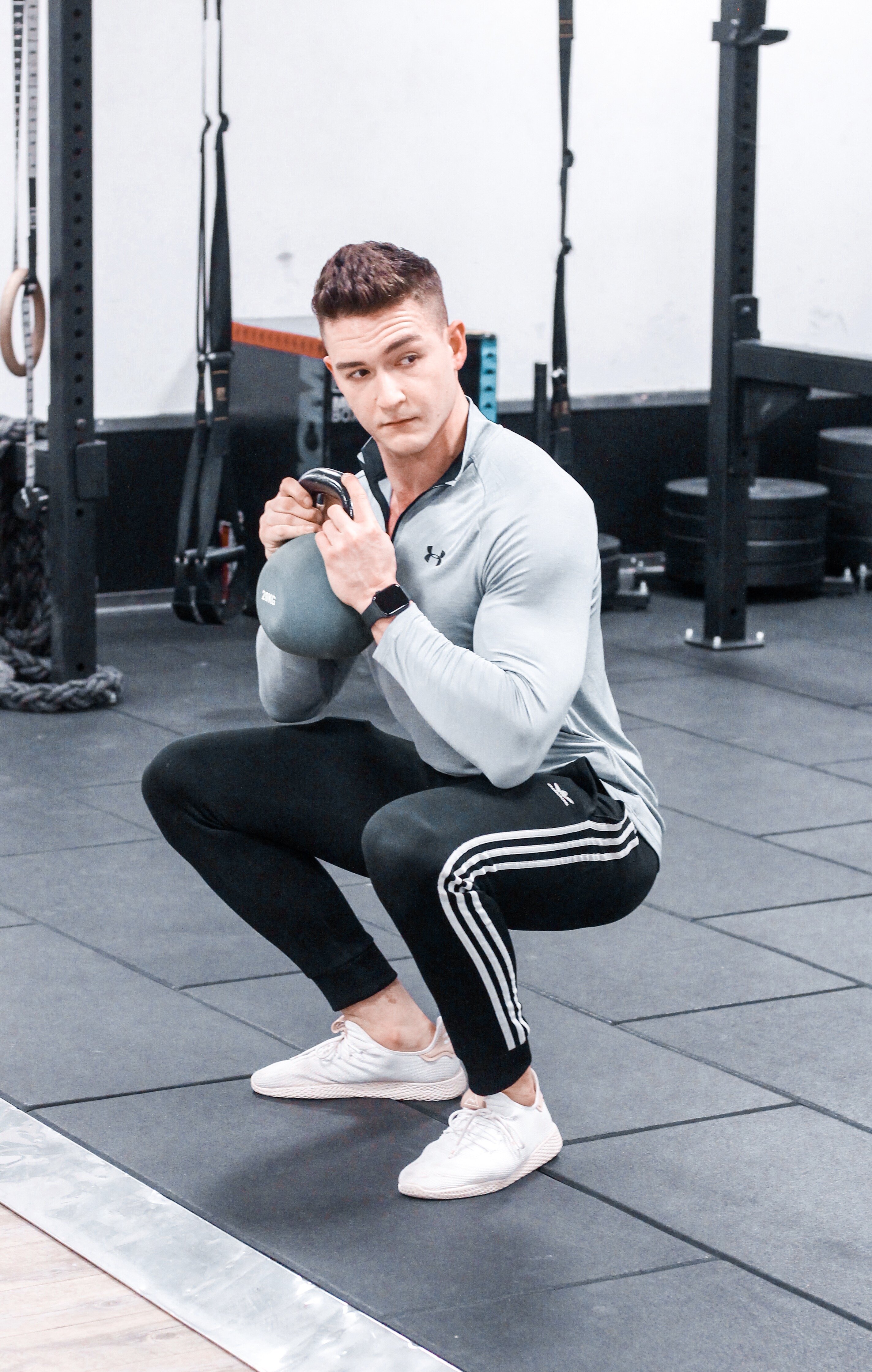 Przysiad podczas treningu z kettlebell.