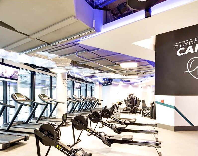 Strefa z maszynami do treningu cardio w najnowszym warszawskim klubie cityfit znajdującym się w centrum handlowym na Mokotowie