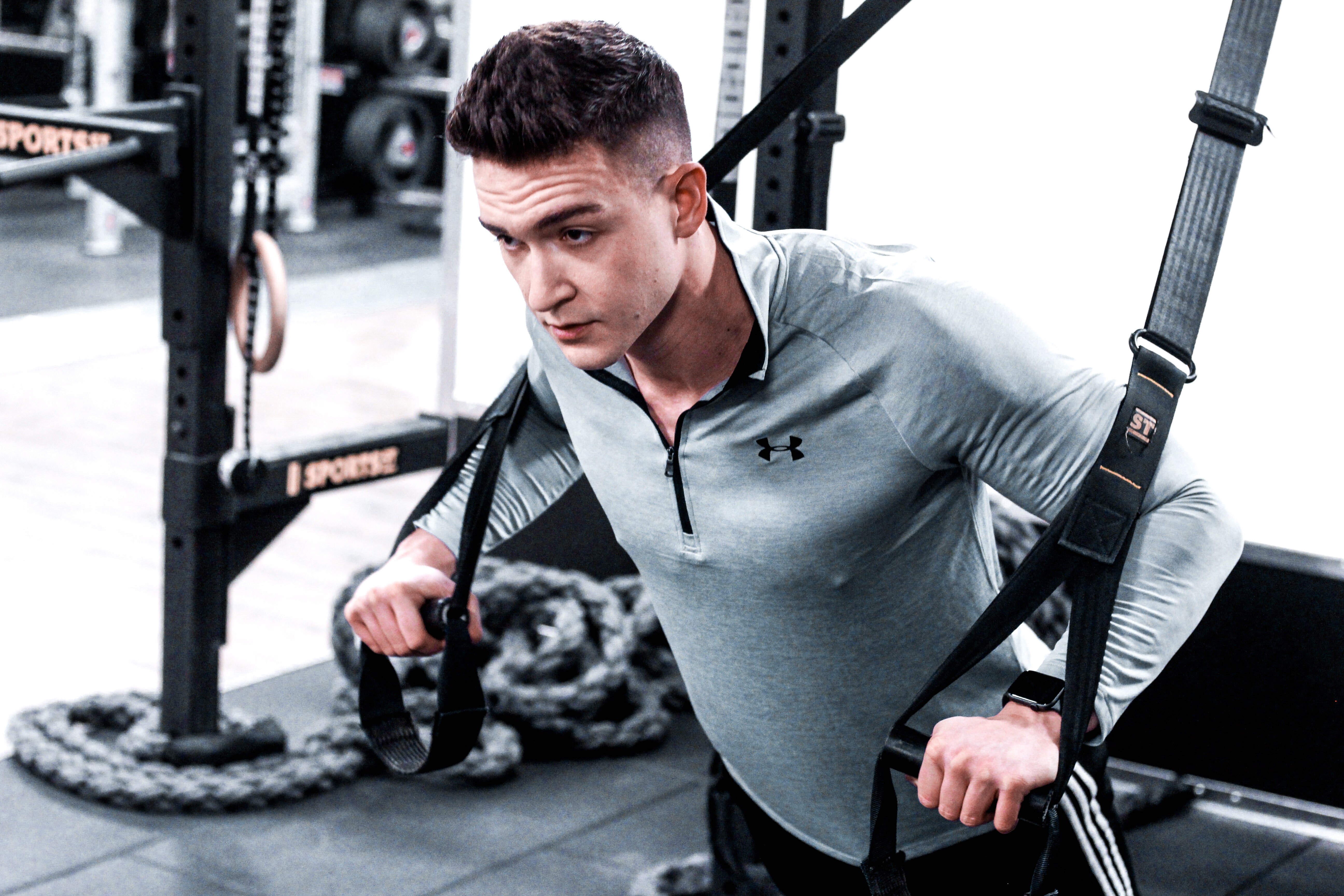 Trening TRX - pompki z użyciem taśm podwieszanych