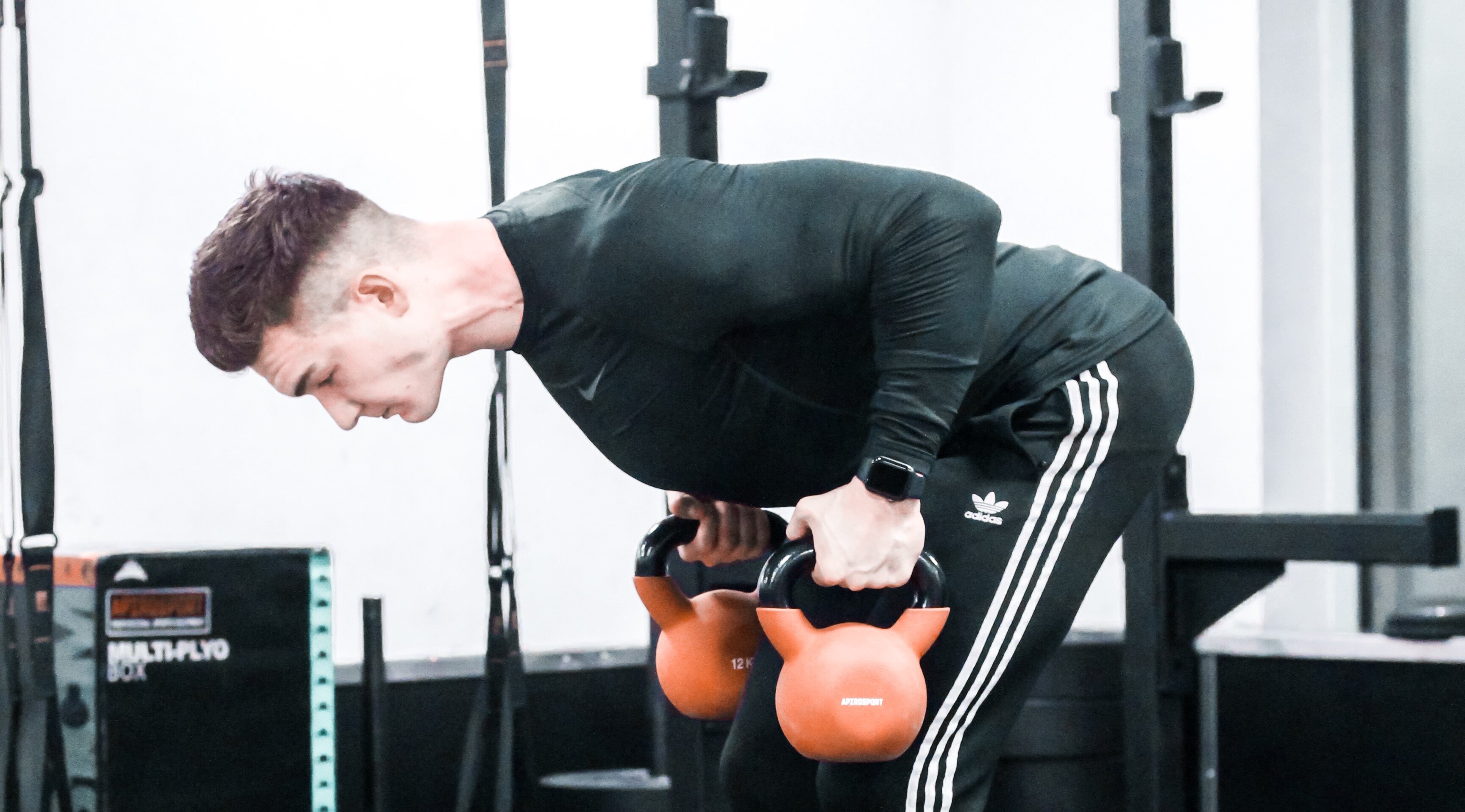 Wiosłowanie z u życiem kettlebell - ćwiczenie na plecy